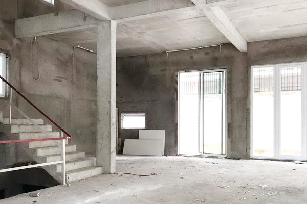 Không gian bên trong nhà phố được bàn giao với trạng thái thô để khách tự hoàn thiện nội thất